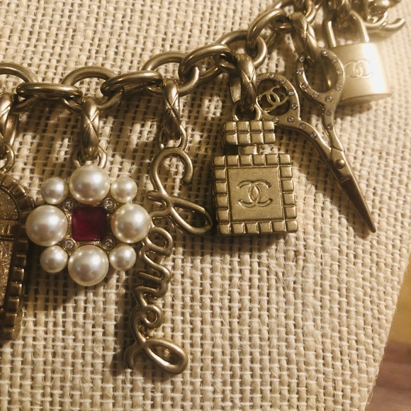 CHANEL 21P Carnival Clustered Charm Story Necklace Pearl CC Gold tone - Picture 7 of 14